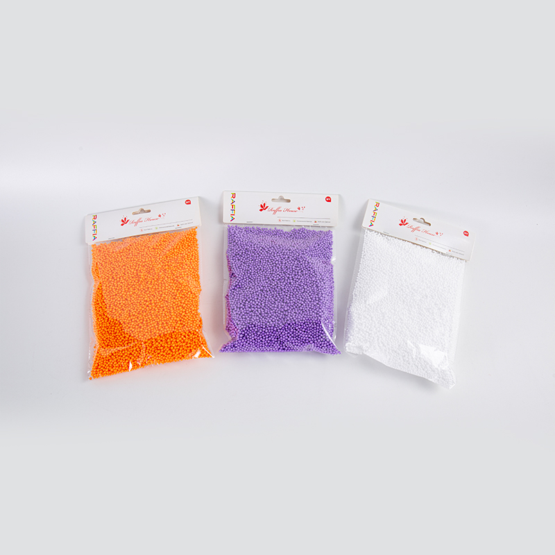 Dekorative Schaumstoffbälle aus Raffia