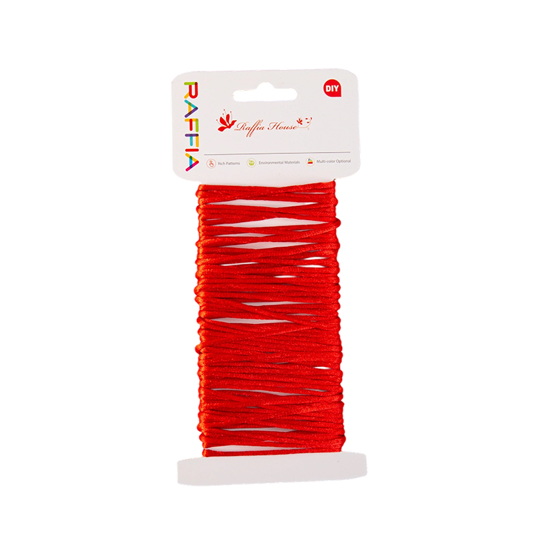 Verpackung mit hängenden Etiketten in Weiß
