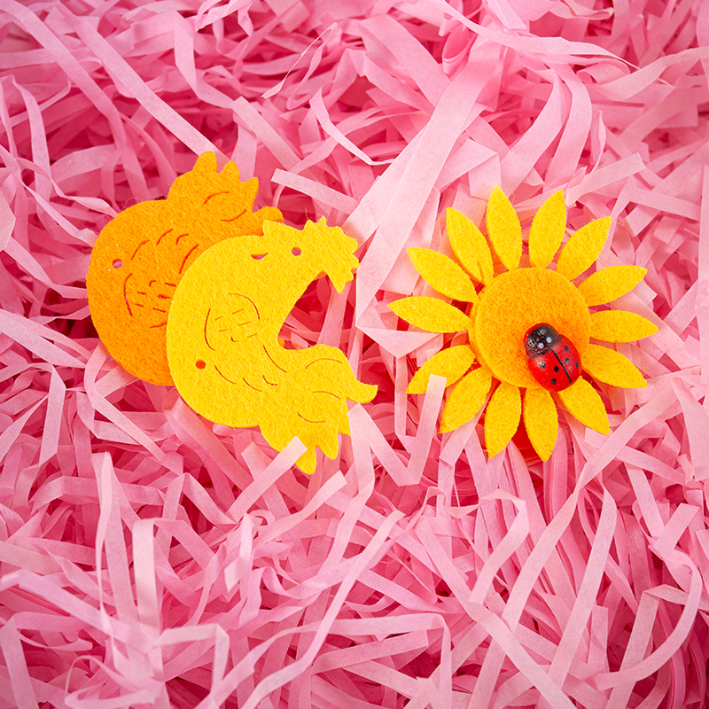Künstliche Blume mit Bast
